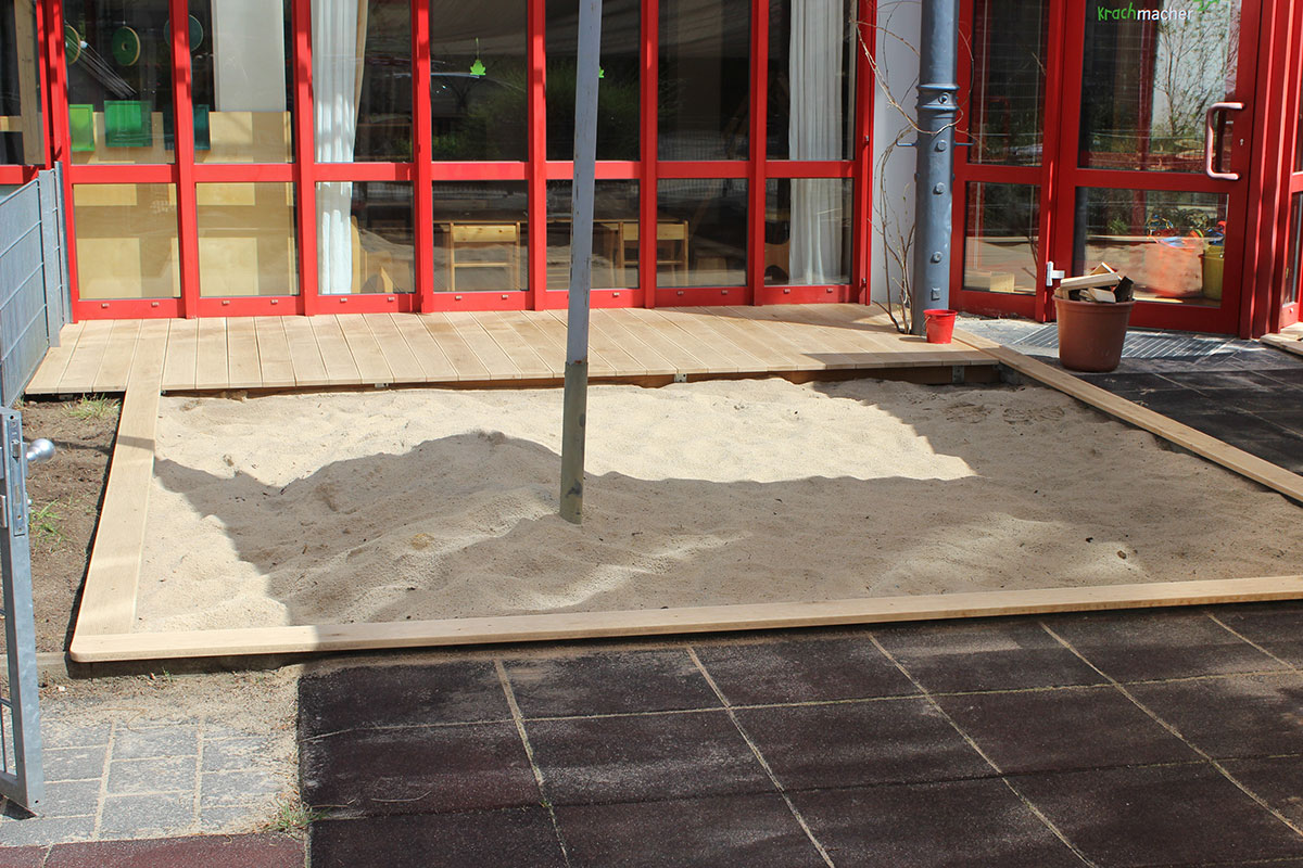 Sandkasten vor einem Kindergarten