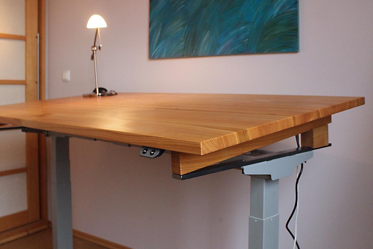 Schreibtisch mit schrägstellbarer Arbeitspalle aus Kirschbaum